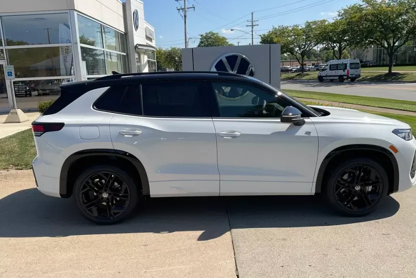 2025 Volkswagen Tiguan SE R-Line Black photo 1