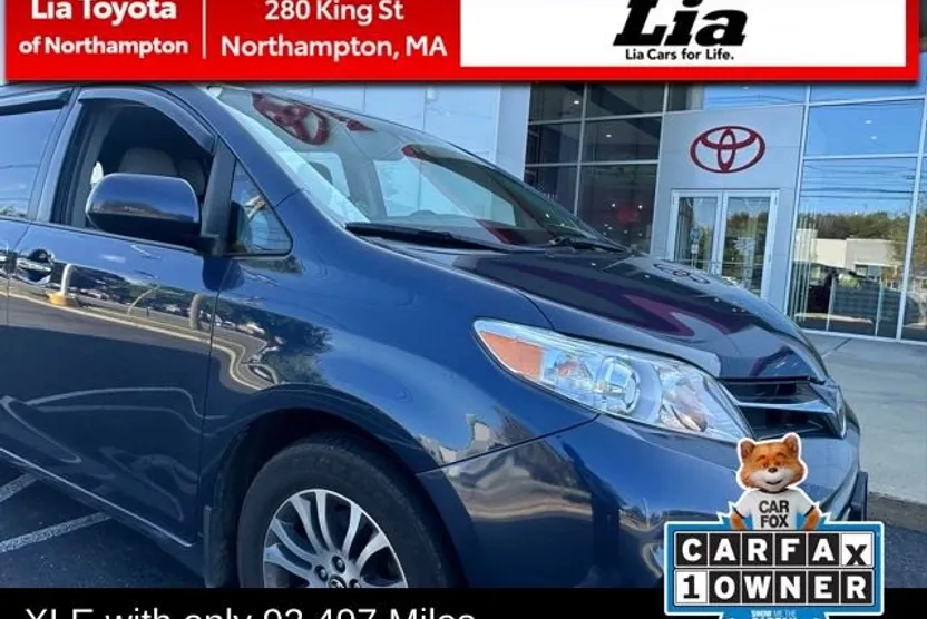 2021 Toyota Sienna LE photo 1