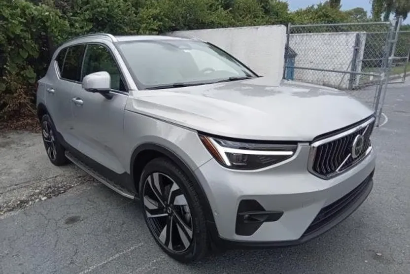 2023 Volvo XC40 Ultimate photo 1