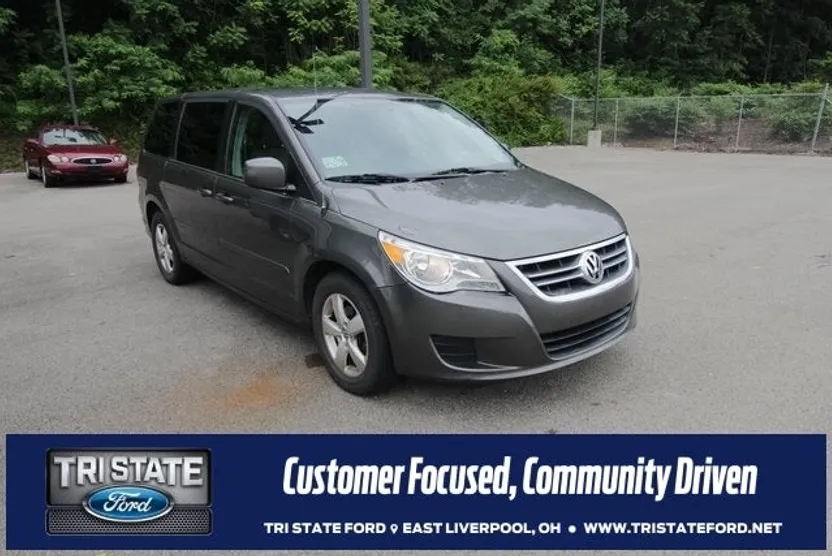 2010 Volkswagen Routan SE photo 1