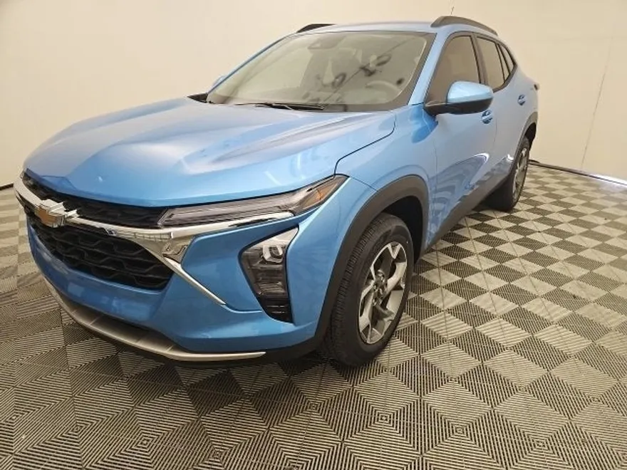 2025 Chevrolet Trax LT photo 1