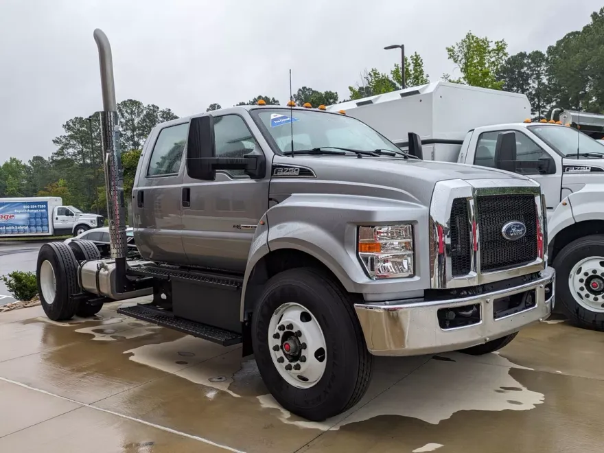 2026 Ford F-750 Crew Cab photo 1