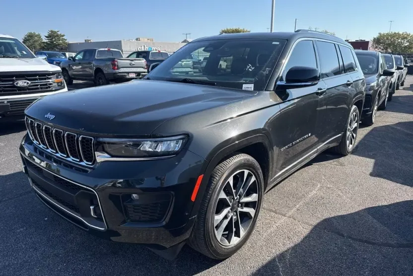 2023 Jeep Grand Cherokee Overland photo 1