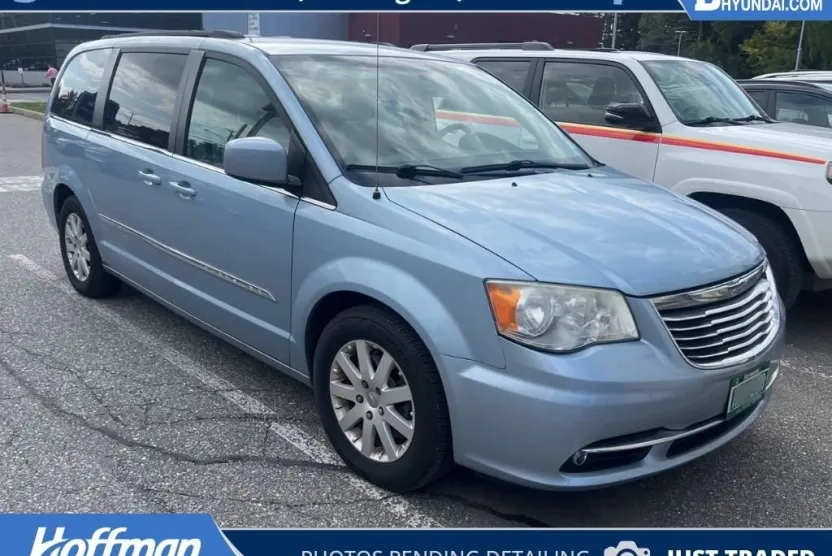 2013 Chrysler Town & Country Touring photo 1