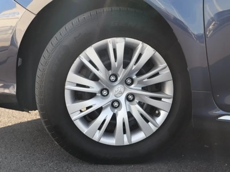 2014 Toyota Camry LE photo 1