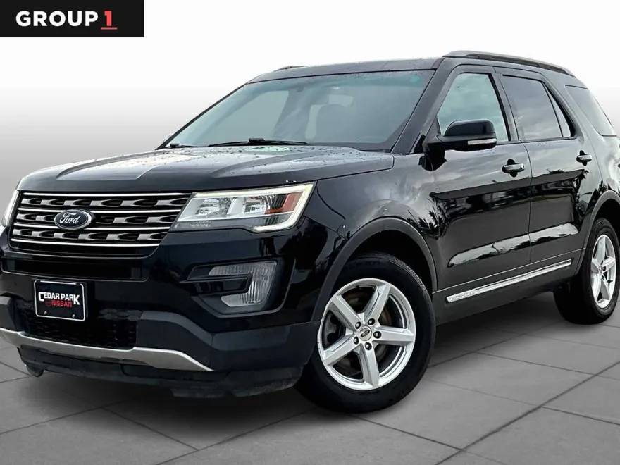 2017 Ford Explorer XLT photo 1