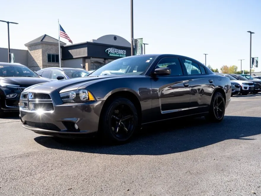 2013 Dodge Charger SXT photo 1