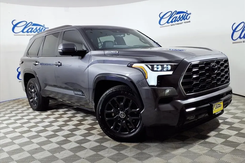 2024 Toyota Sequoia SR5 photo 1