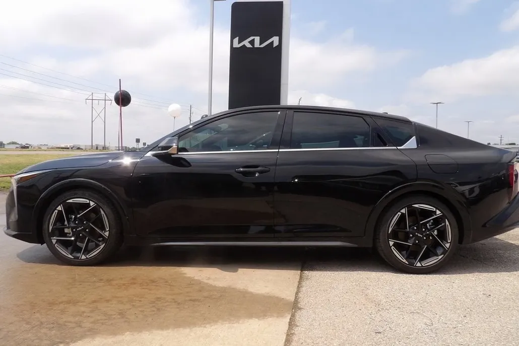 2025 Kia K4 GT-Line photo 1