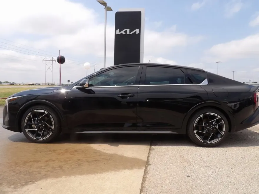 2025 Kia K4 GT-Line photo 1