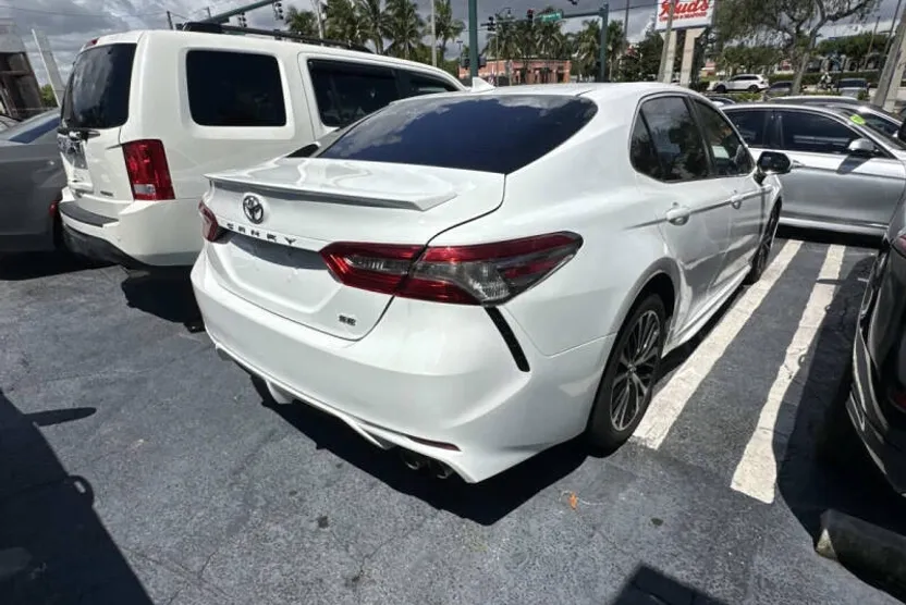 2019 Toyota Camry SE photo 1