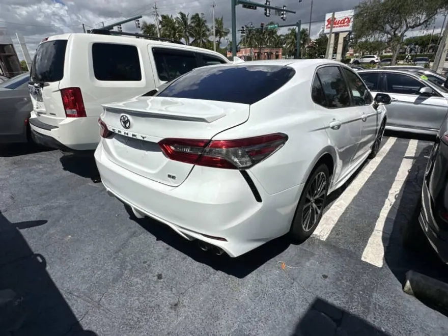2019 Toyota Camry SE photo 1