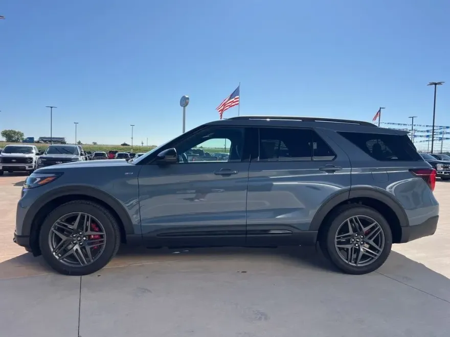 2025 Ford Explorer ST-Line photo 1