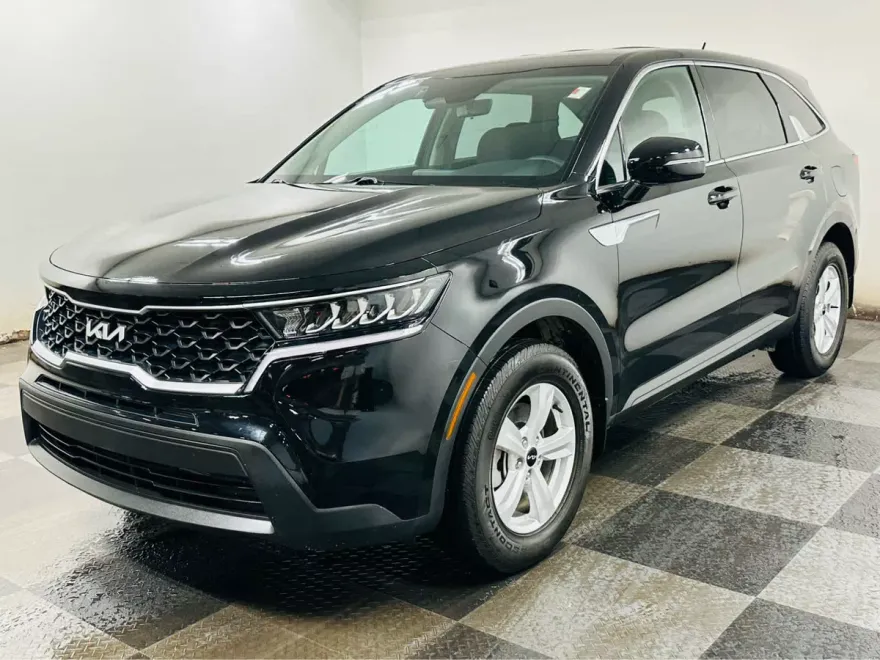 2023 Kia Sorento LX photo 1