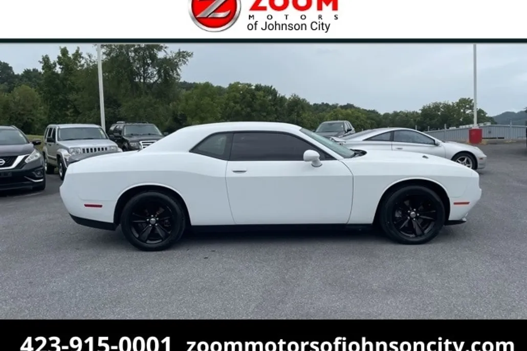 2015 Dodge Challenger SXT photo 1