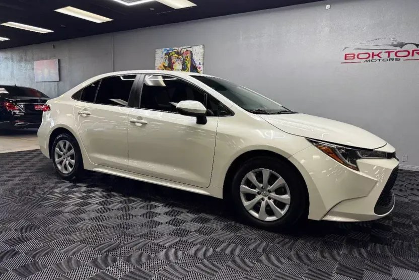 2021 Toyota Corolla LE photo 1