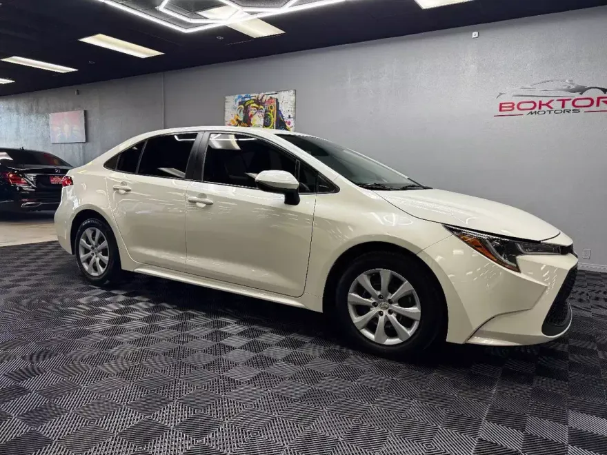 2021 Toyota Corolla LE photo 1