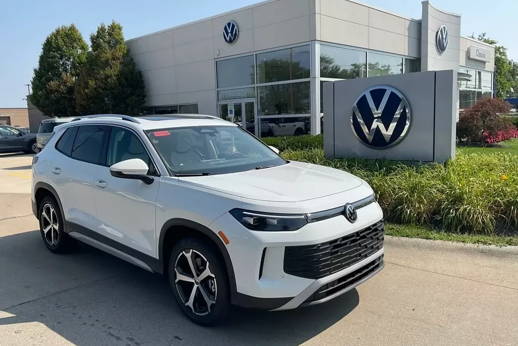 2025 Volkswagen Tiguan SE photo 1