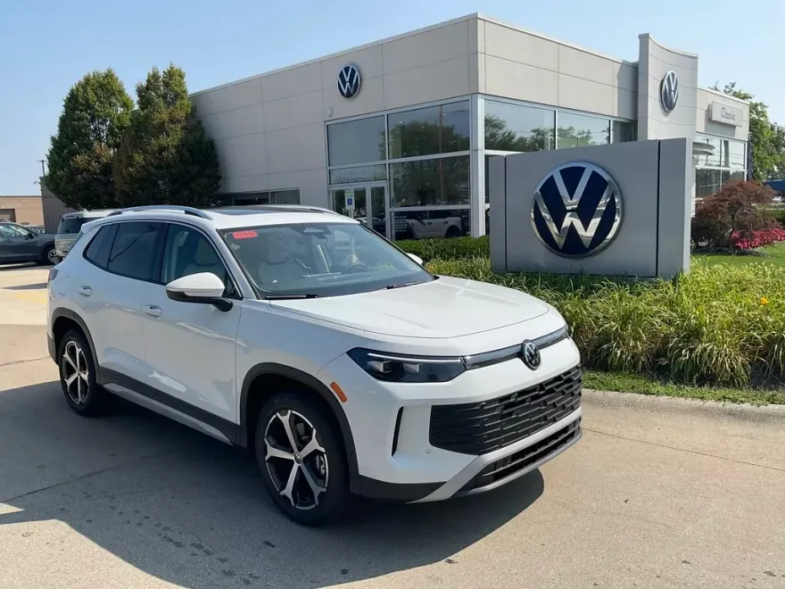 2025 Volkswagen Tiguan SE photo 1