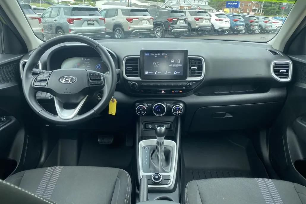 2023 Hyundai Venue SEL photo 1