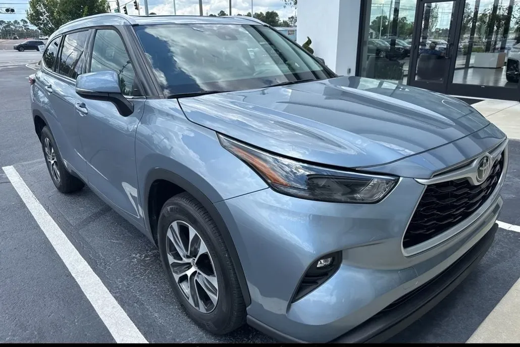 2022 Toyota Highlander XLE photo 1