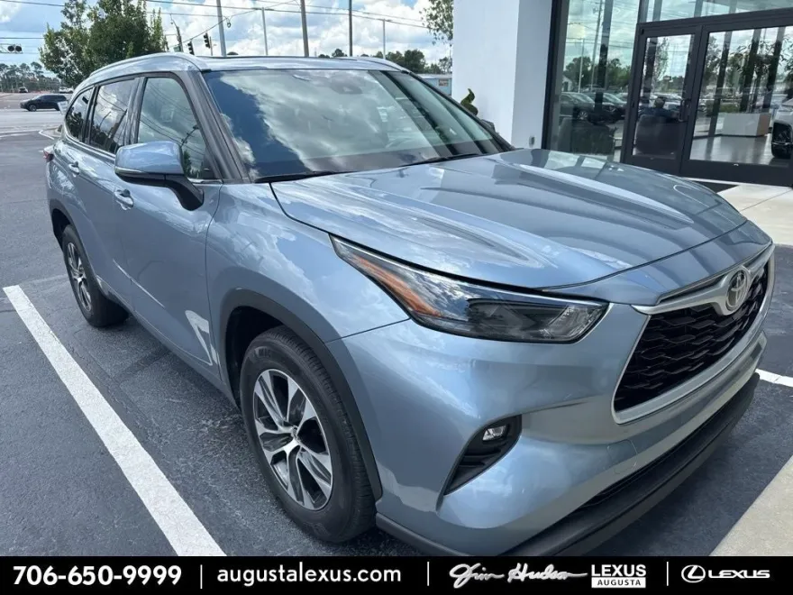2022 Toyota Highlander XLE photo 1