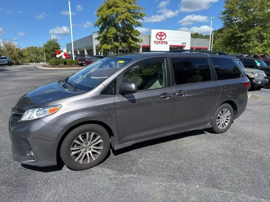 2020 Toyota Sienna XLE photo 1