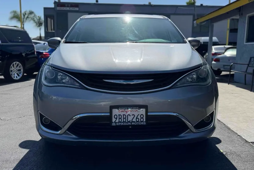 2019 Chrysler Pacifica Hybrid Touring Plus photo 1