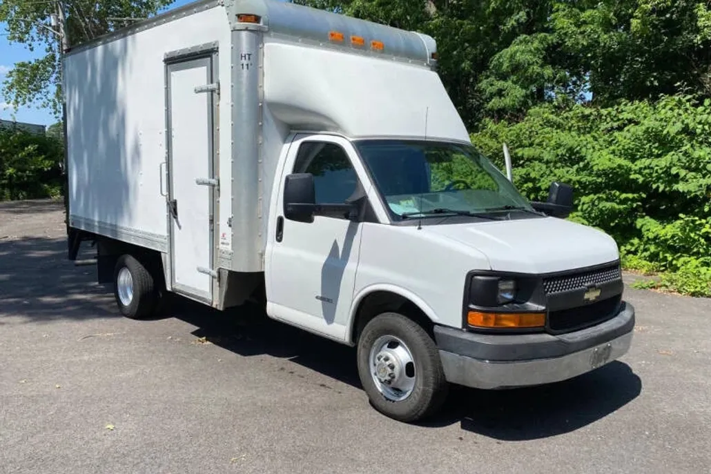 2013 Chevrolet Express Cutaway photo 1
