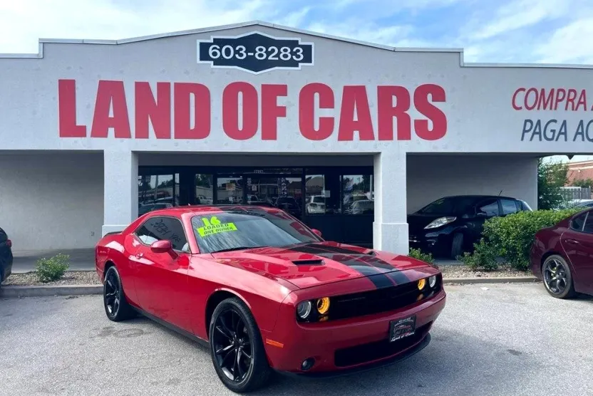 2016 Dodge Challenger SXT photo 1