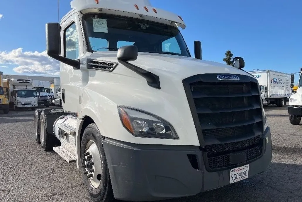 2020 Freightliner Cascadia 126" Day cab photo 1