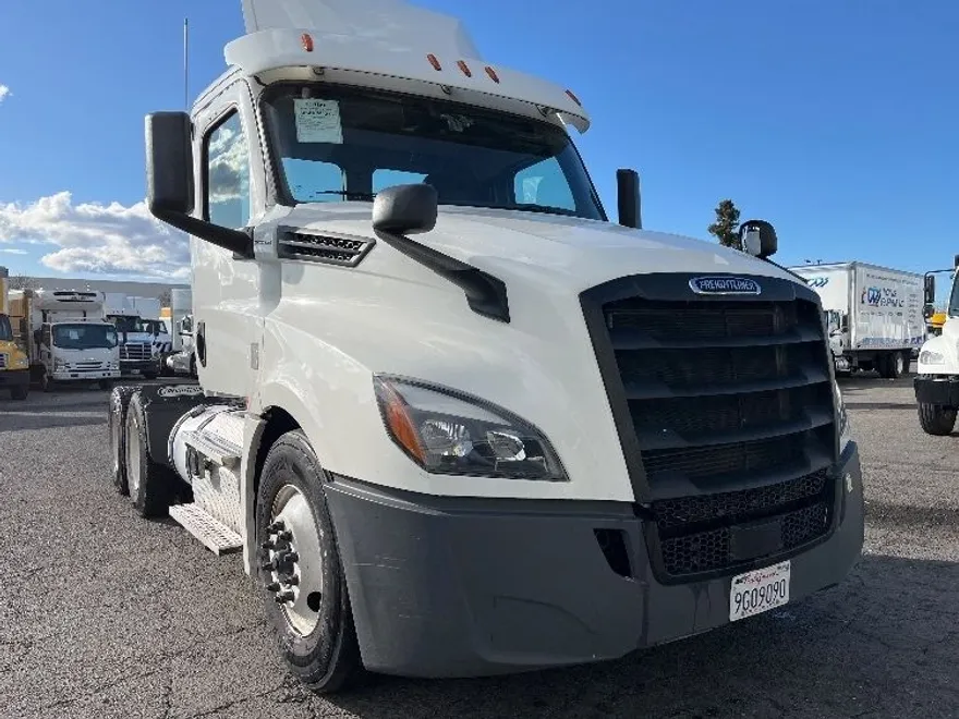 2020 Freightliner Cascadia 126" Day cab photo 1