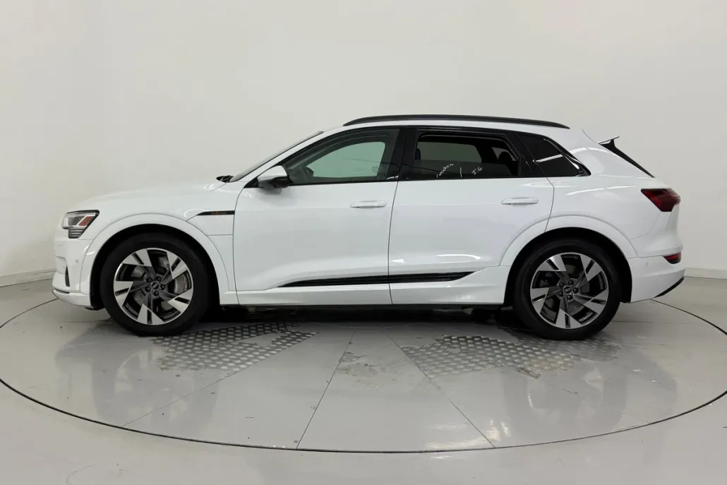 2022 Audi e-tron Premium photo 1