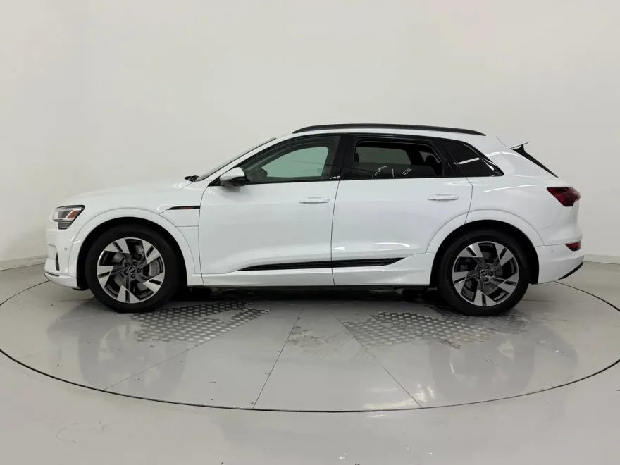 2022 Audi e-tron Premium photo 1