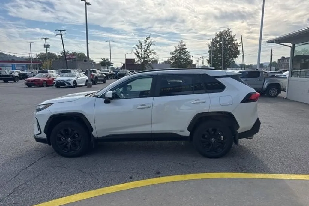 2022 Toyota RAV4 Hybrid SE photo 1