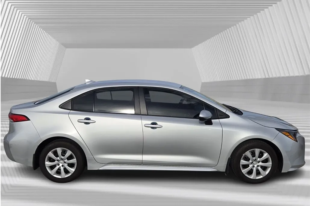 2025 Toyota Corolla LE photo 1
