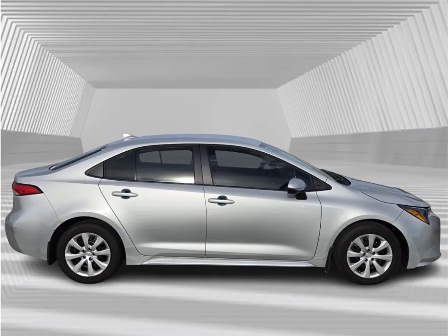 2025 Toyota Corolla LE photo 1