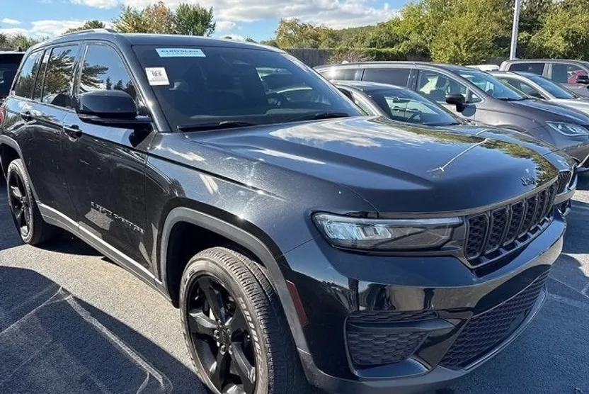 2023 Jeep Grand Cherokee Altitude photo 1