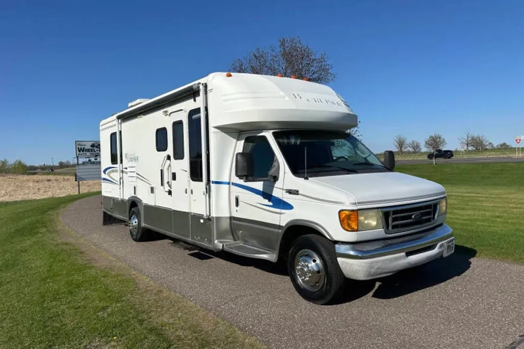 2003 Ford E-450 photo 1