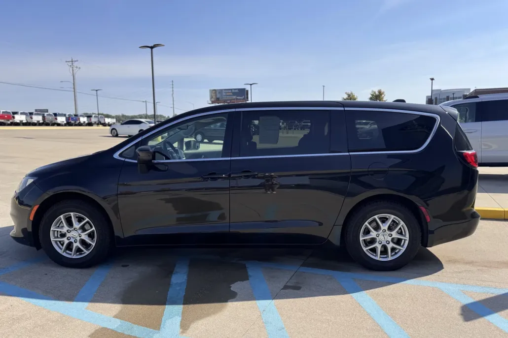 2023 Chrysler Voyager LX photo 1