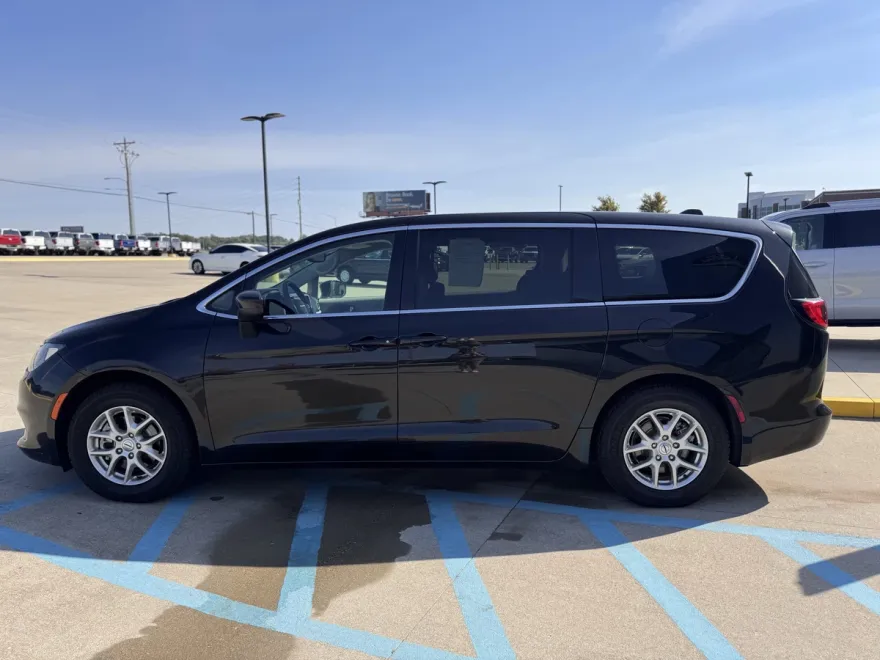2023 Chrysler Voyager LX photo 1
