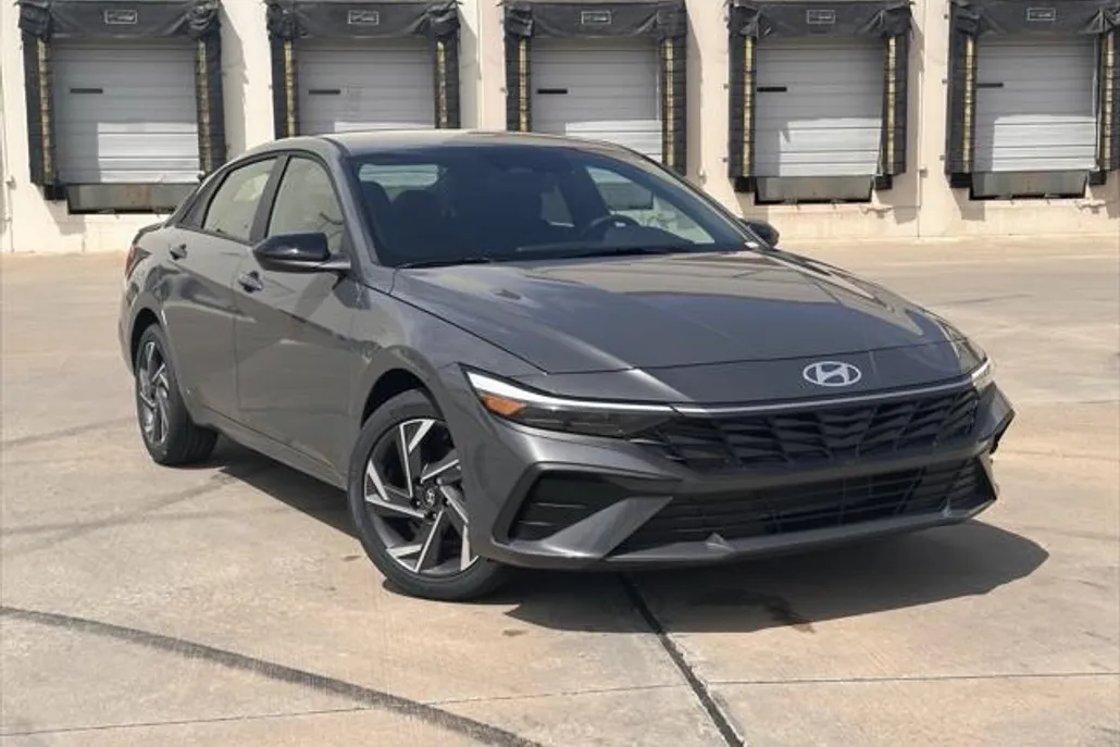 2025 Hyundai Elantra SEL Sport photo 1