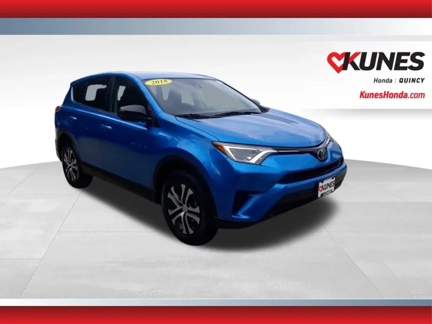 2018 Toyota RAV4 LE photo 1