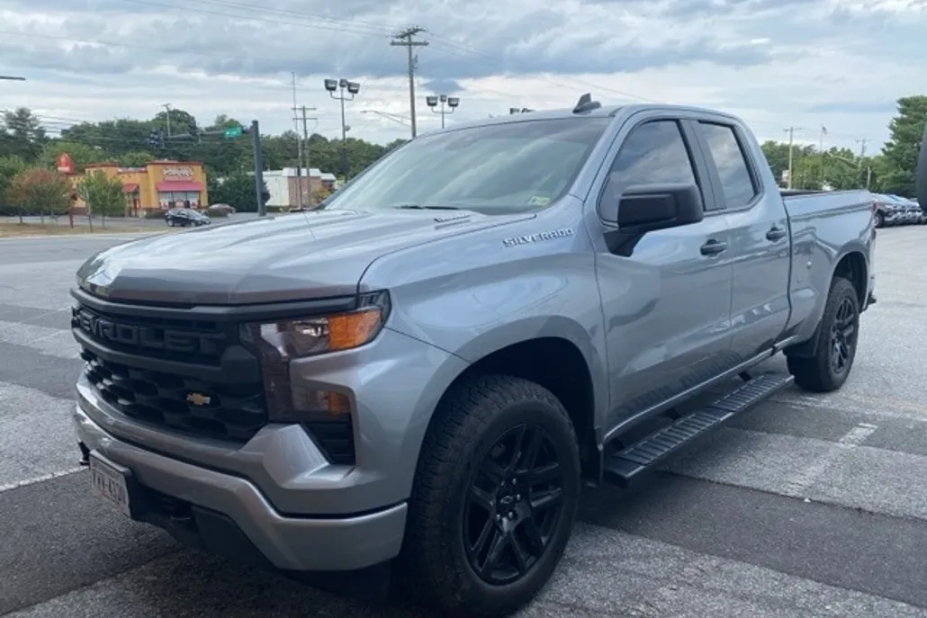 2025 Chevrolet Silverado 1500 Custom photo 1