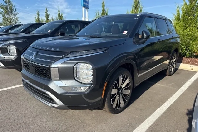 2025 Mitsubishi Outlander SEL photo 1