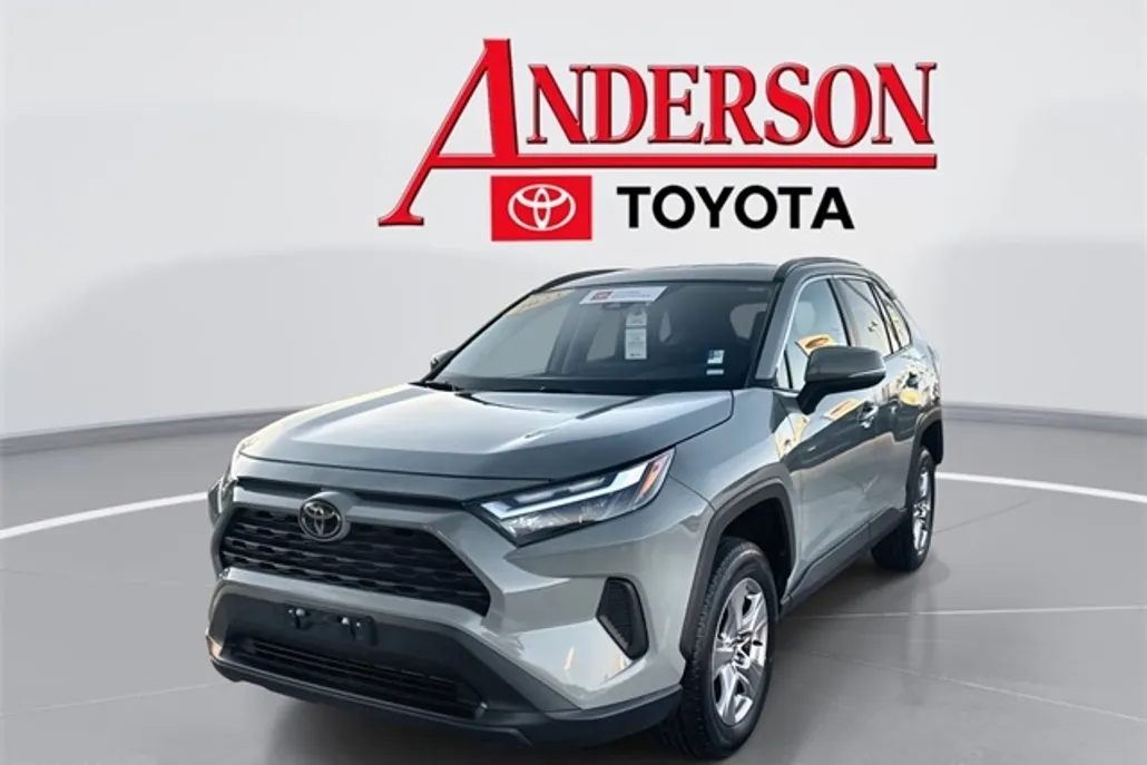 2023 Toyota RAV4 XLE photo 1