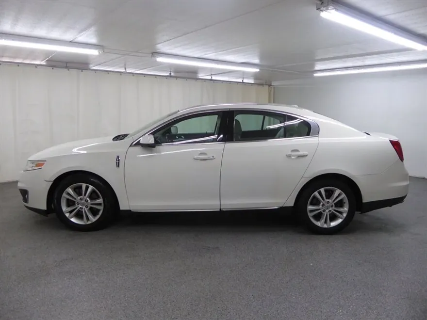 2009 Lincoln MKS photo 1