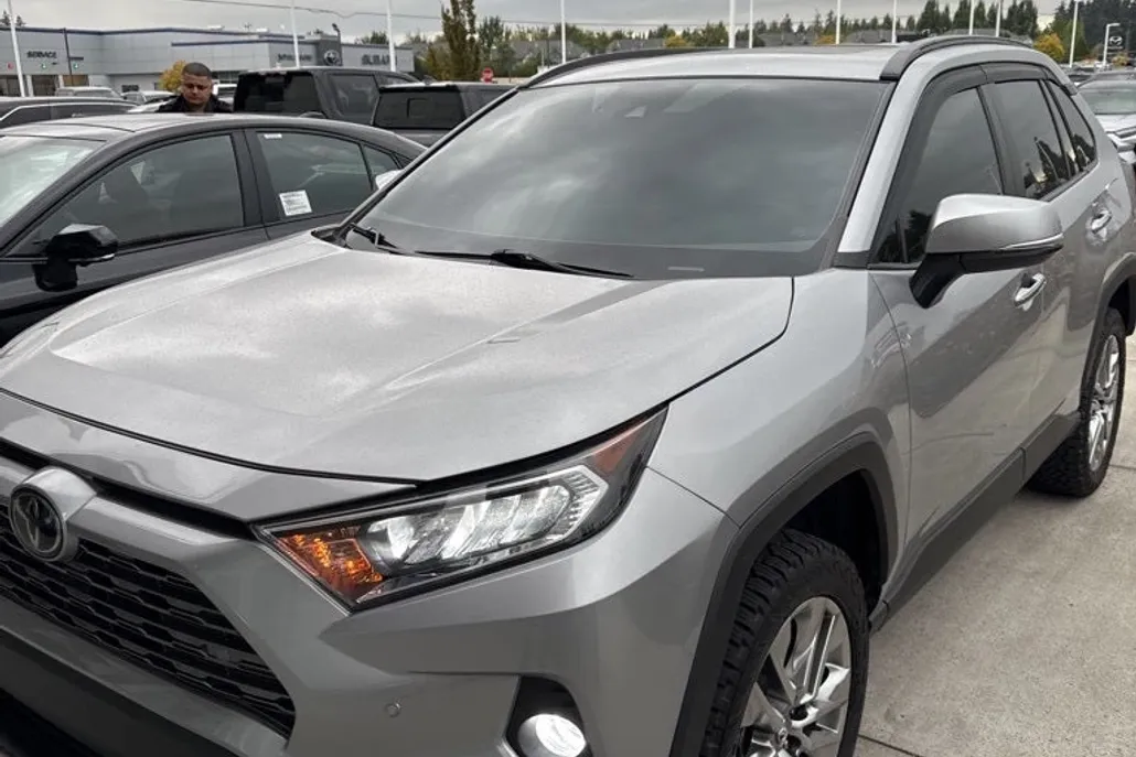 2019 Toyota RAV4 Limited photo 1