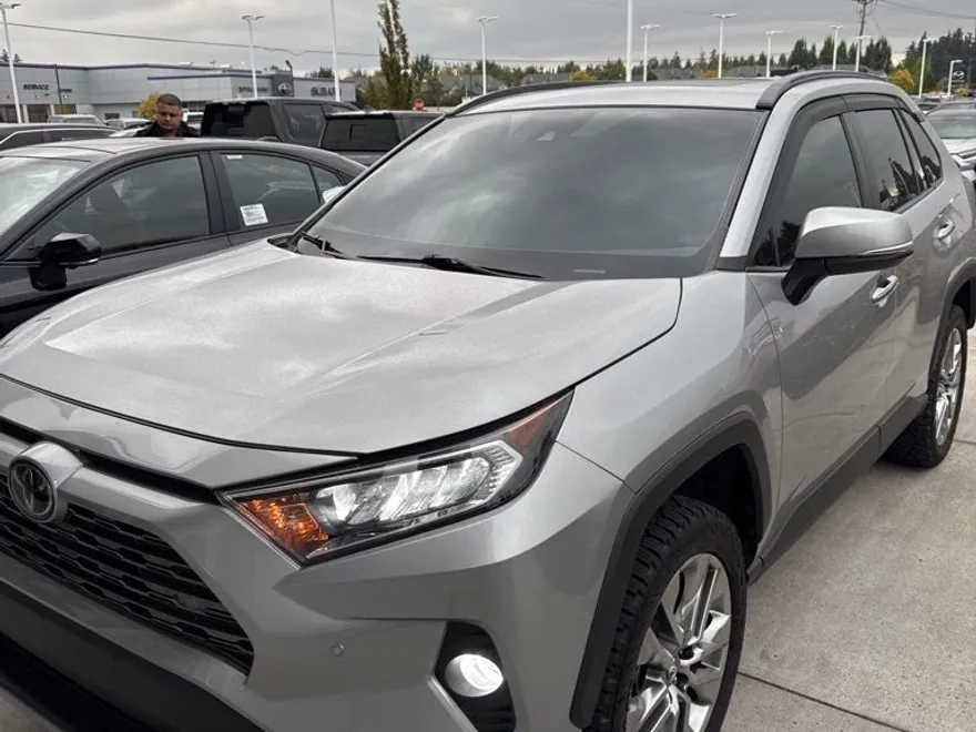2019 Toyota RAV4 Limited photo 1