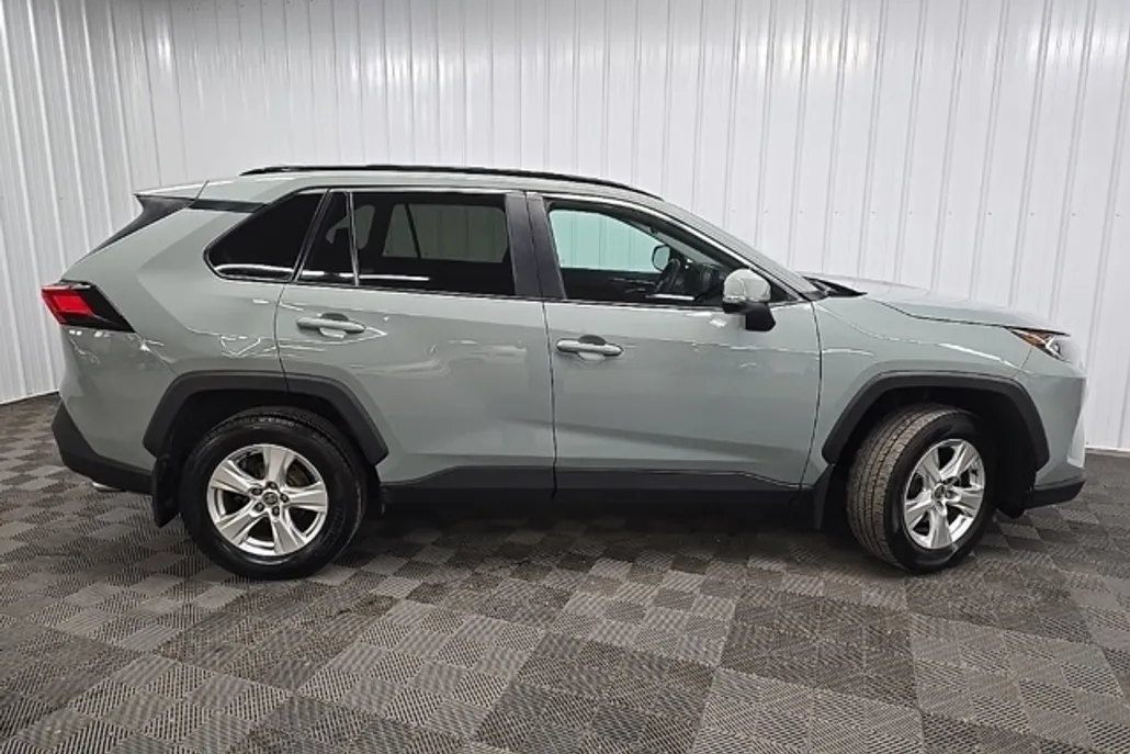 2021 Toyota RAV4 XLE photo 1